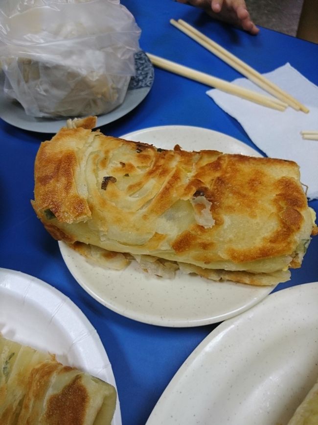 ここの蛋餅はサックサクで本当に美味しい♡<br /><br />改めて注文したものを振り返ってたら薄餅油條と思ってたら蛋餅油條だった 笑<br /><br />蛋餅と蛋餅油條でめちゃかぶってる笑<br /><br />でも！美味しいから大丈夫♪<br /><br />テーブルにとろっとしたニンニク入りの醤油みたいなのと、辛いタレみたいなのが置いてあるんだけど、それもおいしい♡<br /><br />調子のってつけまくって食べてたら、昼過ぎまで口の中ニンニク味でした 笑