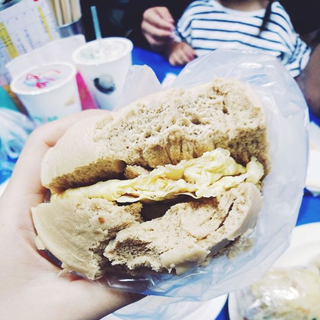 これはオススメっぽくメニューが黄色く塗ってあったので頼んでみたやつ。<br /><br />饅頭(黄)加蛋。<br /><br />黒糖蒸しパンに卵焼きがはさまった一品。<br /><br />ほんのり甘い黒糖蒸しパンと、塩味がきいた卵焼きがあう！