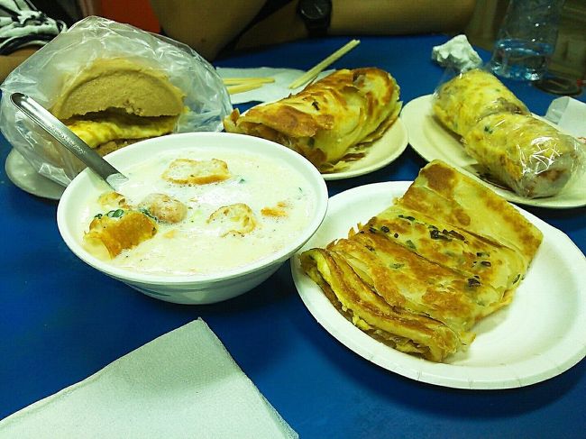 4人なので色々頼みました。<br /><br />鹹豆漿 25元(約94円)<br />蛋餅 35元(約132円) <br />蛋餅油條 50元(約188円)<br />飯糰加蛋 40元(約150円)<br />冰豆漿 20元(約75円)<br />冰奶茶 25元(約94円)<br />饅頭(黄)加蛋 25元(約94円)<br /><br />１人でフラッと来てる地元の人が多い。<br />隣に杖ついた結構なおじいちゃんが１人で来てて、甘くて温かい豆漿と蛋餅を食べててなんか癒された。<br />