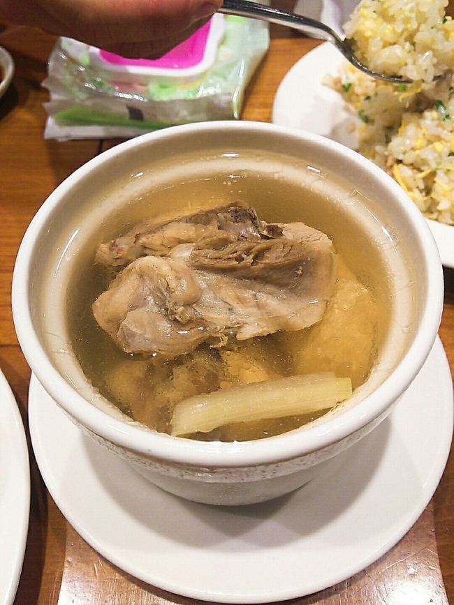 初めて食べたこの鶏のスープ。<br />ダシがめっちゃ出ててマジで美味しかった♡<br /><br />これは次回も食べたい！<br /><br />小籠包10個<br />野菜蒸し餃子5個 <br />エビチャーハン <br />肉チャーハン <br />担々麺<br />鳥スープ <br />空芯菜 <br />ジャージャー麺<br /><br />詳細な値段メモってなかったんです……<br />全部で1551元(サービス料10%込)(約5817円)<br />でした♡<br /><br />はーおいしかった♪