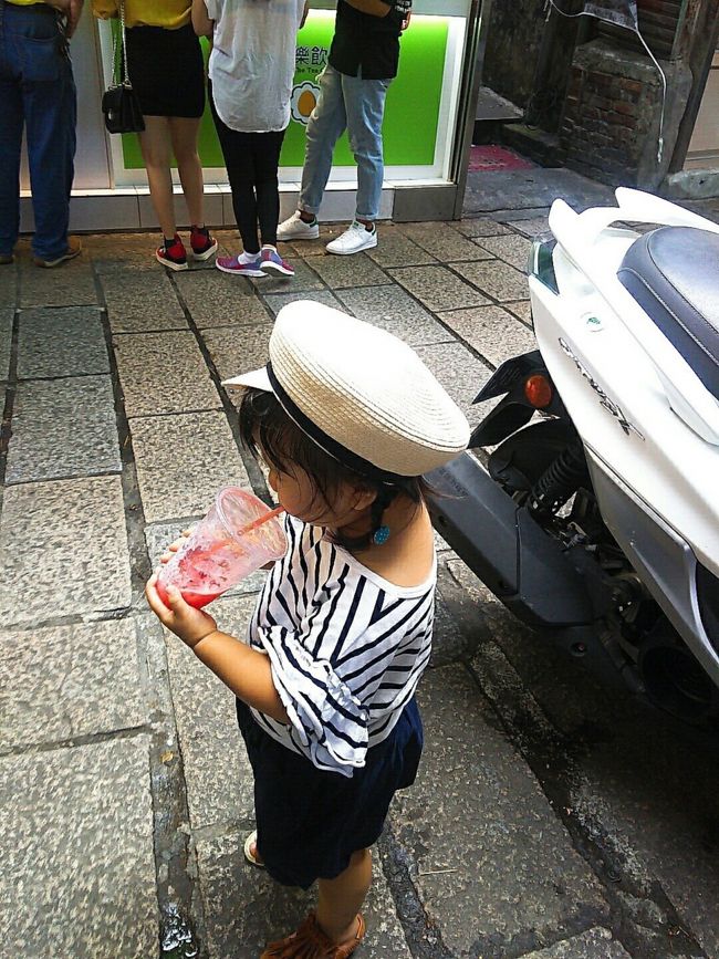 本当にスイカ食べてるみたいな味♪<br />自然でうまい！<br /><br />ちびっこもめっちゃ飲むから美味しかったんだと思います 笑<br /><br /><br />この後ひととおりまわって、写真もたくさんとってもう満足だねってなったので(小さい子がいるし、お茶屋さんでゆっくりはせず)<br /><br />十分に移動！<br /><br />最初はタクシーかバスで瑞芳まで戻り、平渓線に乗って十分まで行こうと思っていました。<br /><br />瑞芳で電車の時間が合わなかったら、瑞芳で何か食べに行って時間つぶしたりしようと。<br /><br />九份老街の、バス停は人でいっぱい。<br />結構たくさんバスは来るみたいだけど、人もあふれてる。<br /><br />ってことで、タクシーの運転手さんに瑞芳まで行ってくれるか聞いてみると、台北まで乗らないかと誘われる。<br />首をふって瑞芳のメモを見せると、時間かかるしタクシーの方が楽だよ的なこと言われる(たぶん)<br /><br />そこで、今から十分に行くから台北には行けないと伝えると、なら十分まではどうだ？と料金表を見せてくれた。<br /><br />九份老街から十分まで約40分で750元。<br /><br />料金表はラミネートしてあるけっこうしっかりした表で、言い値とかではなく運転手さん達の間では決まった価格なのか？<br /><br />九份のアップダウンと、ちびっこを交代で抱っこしてみんな疲れ感じてたし、大人に１人700円ちょいならもうタクシー乗ろや～となって決定！<br /><br /><br />とっても楽々に十分まで移動できました。<br />(ただかなりのくねくね山道で、Sちゃんはあと5分乗ってたらヤバかったとのこと)<br /><br />酔いやすい人は電車の方が安心かも。<br /><br />九份老街→十分《タクシー》750元(約2813円)