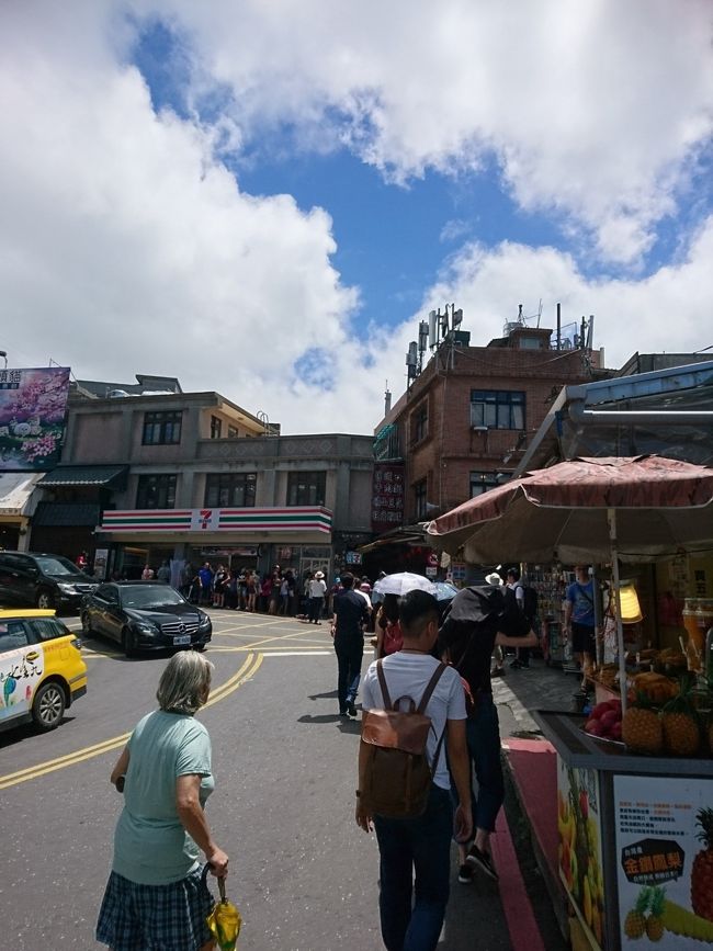 台北駅→瑞芳駅《台鉄TRA》悠遊カード割引で44元(約165円)<br /><br />50分くらい乗りました。<br />そんなに混雑してなかったけど座れず。<br />ちびっこを抱っこしてるママだけ座れました◎<br /><br />この50分はちびっこがぐっすり寝てくれたおかげでかなり平和な移動でした。よかった 笑<br /><br />瑞芳駅に着いたらタクシー乗り場へ。<br />定額で九份まで行けます。<br /><br />瑞芳駅→九份《タクシー》205元(769円)<br /><br />タクシーで行った方のブログなどを見てたら、九份までと言ったらよくあるセブンイレブンの入り口(坂の上の方)ではなくて、階段を下った下の交番の所で降ろされたというのをいくつか見てたので、メモで「九份老街  7-11」というのを見せてみました。<br />そしたらうんうんとうなずいて、セブンイレブンのところでおろしてくれました。<br /><br />雨予報なのにこの暑さ。やばい。