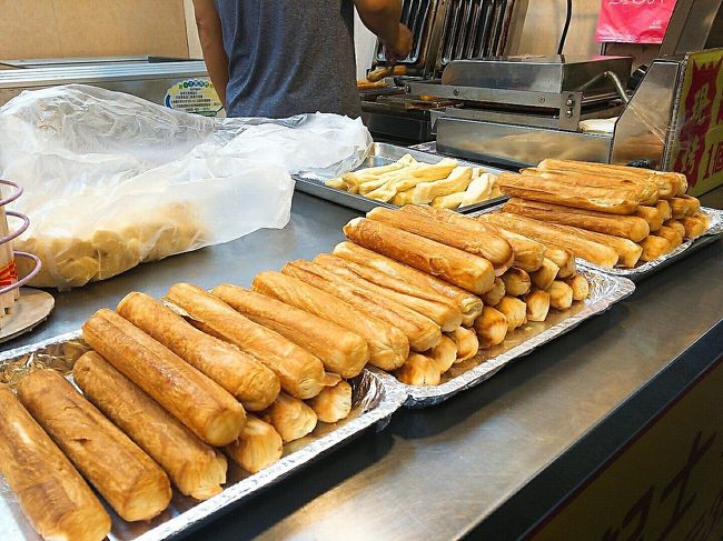 セブンイレブンの横の入り口から入ってすぐ、パン屋さんのようなすっごくいい匂いがしてきます。<br /><br />ここは何年前かちびっこがまだ産まれる前に女3人で台湾に来たときも買ったデニッシュパンのようなやつのお店！<br /><br />あ、これ前買って美味しかったやつやーん♡買お買おと即購入。<br /><br />2本で80元(約300円)←結構高いですよね 笑<br /><br />でもね、すっごく美味しくてちびっこもバクバク食べてた。これは思い出の味だから高くてもいいの 笑