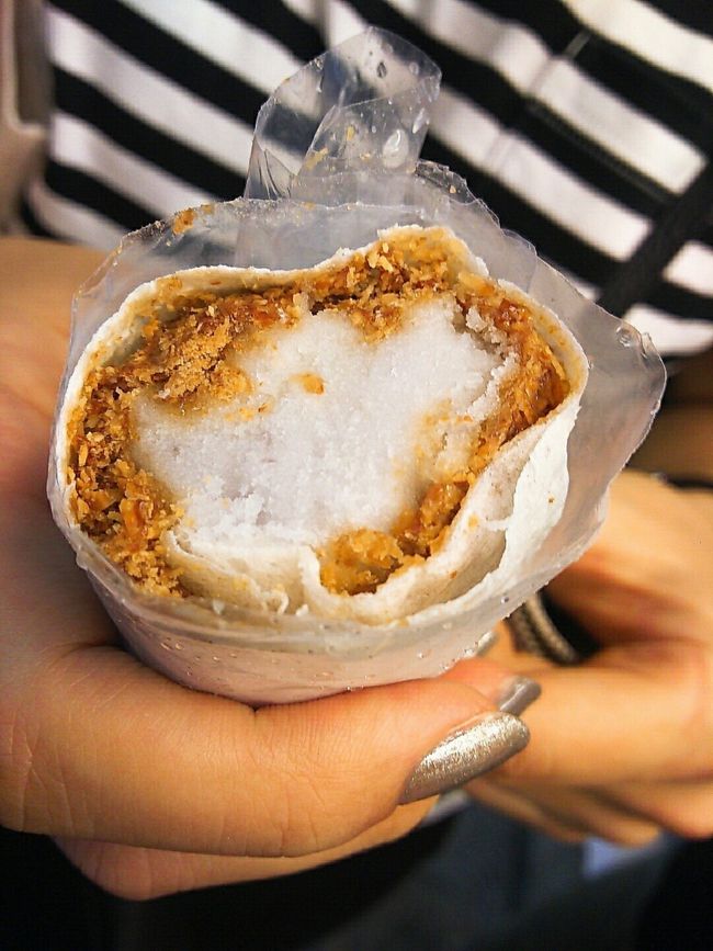 カットするか？と聞いてくれて、半分に切ってもらいました。<br /><br />私はパクチー大好きだから、入ってるかと期待してたのに入ってないやつだった……<br /><br />言わないと入れてくれなかったのか……<br /><br />でもみんなはパクチーあんまりみたいなので逆によかった。<br />パクチー入りなら１人で食べきるはめになるところでした( ´_ゝ`)<br /><br />まぁすごく美味しいかといわれれば普通。<br />すんごく普通。<br />次はパクチー入りなら食べたいかな♪