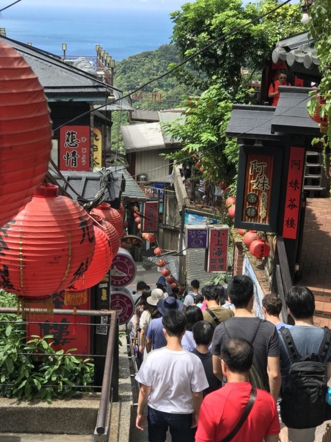 過去2回九份に来たことがあるんですが、初めての時は夕方で小雨、2回目は夜だったので写真がきれいに撮れなかったんです。<br /><br />今回はお昼&amp;いい天気なので、街並みもきれいに撮れました。<br /><br />夜の方がきっと雰囲気はあるけど、写真は昼の方がよい！