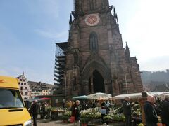 そしてフライブルク大聖堂にたどりつきました(^^)
着いたのは朝だったので大聖堂の周りでは朝市がやってました！
お花や野菜、いろいろ売ってます。