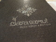 レンタカーを返した後、最後の晩餐はどこにしよーかー。
でもそんなお腹も空いてないけどね？と話してたら、長男くんが「お魚！」と。
トリップアドバイザーのシーフードを調べて、シーフードの一番上にあったお店（笑）
ダラサムイホテルのビーチレストラン。ソンテウで行くのもホテル名を言えば済んだから楽。