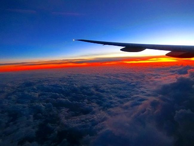 ホノルル便の機内から見える朝焼け 空から見るハワイ ホノルル ハワイ の旅行記 ブログ By ピリラニさん フォートラベル