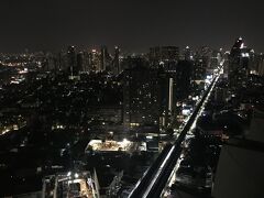 荷物を置いて、マリオットホテルのルーフトップバーへ。
すっごく夜景きれいだったんだけど、写真じゃうまく伝わらないですね。