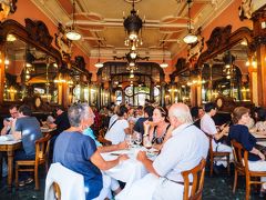 続いて、サンタ・カタリーナ通りにある
カフェ・マジェスティックに来ました。
1921年創業のポルト屈指の名物老舗カフェだそう。

