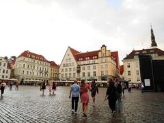 旧市街の中心、ラエコヤ広場。
お土産屋さんやレストランが軒を連ねます。