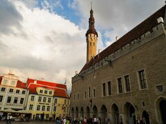この広場には、旧市庁舎があります。15世紀初頭に建てられた、北欧最古のゴシック建築だそうです。