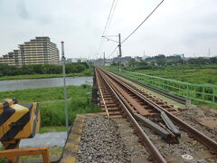 浅川に架かる八高線の鉄橋、浅川土手を3分くらい歩いたところで出くわします