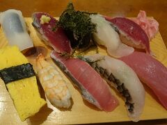 本日の晩御飯は旦那さんがえらく気に入った「えいこ鮮魚店」です。
お寿司の盛り合わせ。これで８００円ですよ奥さん！
ネタがでかくて美味しい。