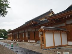 こちらが名古屋城本丸御殿。1615（慶長20）年に徳川家康の命によって建てられた、日本を代表する近世書院造の建造物で、天守閣と共に、城郭として国宝第一号に指定されていましたが、昭和20年の空襲により建物の全てを焼失。今回10年をかけて復元したものです。