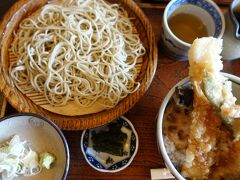 　お昼ご飯は信濃追分、笹倉のミニ天丼付き蕎麦。ここの天丼は、初めて見たときに、驚いた。常にお客さんが首都圏ナンバーの車でひきも切らず。向かいの古本屋、あるいは再生された油屋も首都圏からの車がやってくる。