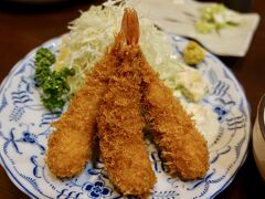 　夕飯は、塩沢の弥栄で、いつものように海老フライ定食。これを食べなくちゃ夏が終わらない。いつもは私が海老フライで、他の三人はいろいろなのに、今日は三人が海老フライ。プリップリで、もう満足！