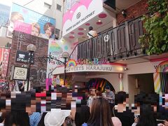 原宿・竹下通り【TOTTI CANDY FACTORY】

レインボー綿あめ【トッティ キャンディ ファクトリー】原宿店の写真。
1階にオープンした際に載せたレインボーロールアイスの
【レインボースイーツ原宿】はめちゃ並んでいますね↓

<原宿・竹下通りの最新グルメ(^^♪ 韓国から次々に上陸★ 
【レ・シャイナー】はレインボーサンド＆レインボーカップケーキ、
2018年5月23日にオープンした【レインボースイーツ原宿】は
レインボーロールアイス、【ロング！ロンガー！！ロンゲスト！！！】
原宿店では日本一長いソフトクリーム、日本一長いトルネードポテト
など♪ レインボー綿あめの【トッティキャンディファクトリー】
竹下通り 新店、日本初の『LINEフレンズ フラッグシップストア 
原宿』のBTS（防弾少年団）「BT21」コーナー、コッペパン他>

https://4travel.jp/travelogue/11361502