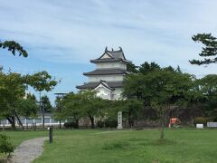 新発田城。日本100名城の一つです。
現在残っているのは「櫓」と「正門」です。
天守閣は残っていません。
また、現在敷地の約80％が自衛隊の敷地で入れません。
写真「櫓」も入れません。
