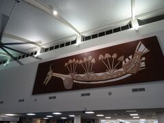 早朝５時すぎ、ダ－ウィン国際空港到着です。まだ、真っ暗です。とっても小さな空港、壁面のアボリジニ・ア－トが素敵です。