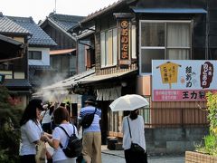 菓子屋横丁にはそれなりに人が出ていました。
が、飴の手作り販売で人気の『玉力製菓』はこの日お休み。色とりどりの飴が並ぶ素朴な店構えが好きだったのに残念。。。