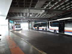 「ロカ岬」へ
バスはカスカイス駅の北側のショッピングセンター隣の階段を降りた下にあります。
地下にあるバスターミナルで、403番のバスに乗ります。