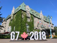 Day2-1（Fairmont Le Manoir Richelieuの清々しい朝）
https://4travel.jp/travelogue/11387395

ゴルフ場からの絶景を見たくて、今年Ｇ７サミットが開催されたホテル、フェアモント・マノア・リシュルー（Fairmont Le Manoir Richelieu）に泊まり、２日目の朝、広いサンローラン河を見下ろすように建つ古城のようなホテル内外をのんびりと散歩しました。
前日とは違い、青空が広がっていて、清々しい朝でした。