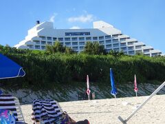 インターコンチネンタル石垣島ANAホテル。これは浜側からの雄姿。

青空にすっくと立つリゾートホテル。　素敵！　ここに2泊です。