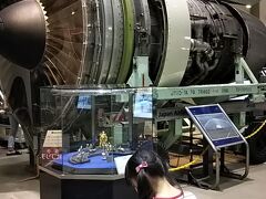 航空科学博物館へ初めて行ってみました。
実物のエンジンやタイヤ、輪切り(!)の機体などが展示してありました。
