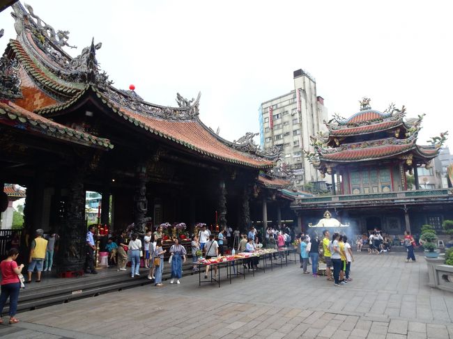 こちらへ向かい火をつけて貰います。