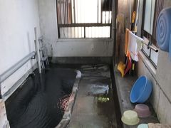 野沢温泉：新田の湯に併設されている、村民の温泉の洗濯場。