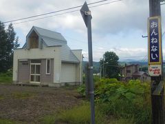 恩根内駅は木造駅舎から車掌車の駅舎になった後、1993年に今の駅舎が新しく建てられたそうで独特な外観でした。