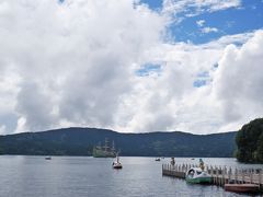芦ノ湖を撮ります。あー、雲多いなぁ。でも、青空見えてるから気持ちが救われる。。