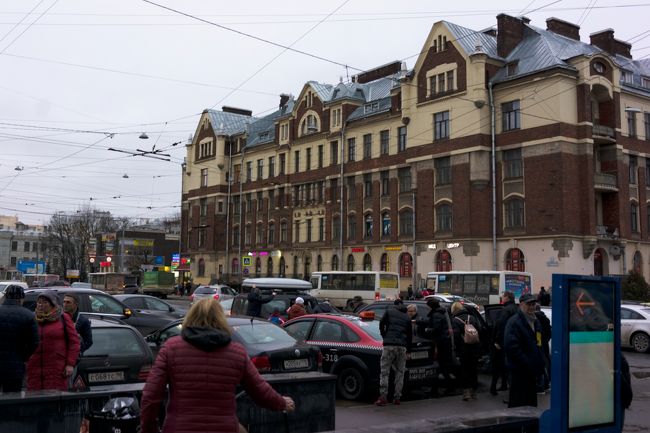 サンクトペテルブルグのヘルシンキ駅に到着です。<br />駅前はやはり賑やかです。