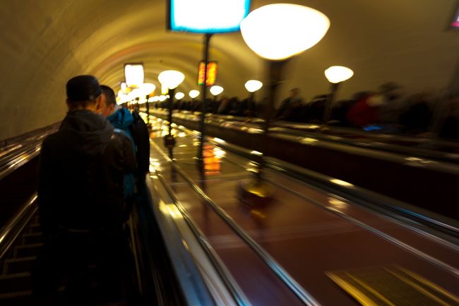 そして<br />エスカレーターは高速でかなり深く潜っていきます。<br />（改札前にリュックを検査されました。。）