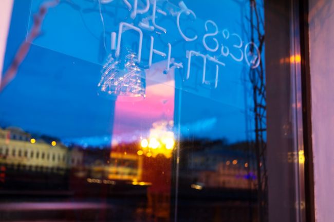 川沿いを歩いてサーカスに向かいます