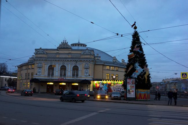 チニゼッリ・サーカス。<br />http://www.circus.spb.ru/<br /><br />チケットが無いので早めに来ましたが<br />未だ開いてませんので時間をつぶします