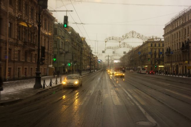 雪が解けてべちゃべちゃです。昼の大通り