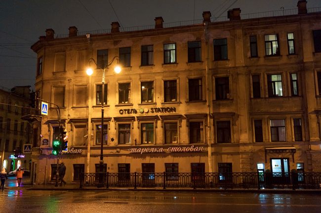 お目当てのビール屋さんを目指しつつ夜の散歩です