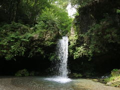 メインの滝

周りに遊ぶ人や裏に回る人もいたけど
ちょっと待てば人は途切れます

手前の中州でみんな涼しく過ごしている