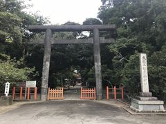 息栖（いきす）神社に到着。
二の鳥居から続く参道は、木々に囲まれ落ち着いた雰囲気です。