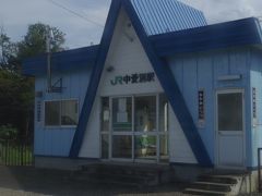 中愛別駅。青い三角形が目をひく特徴的な駅舎です。