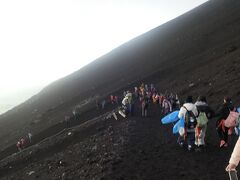 5:35　下山道に入ると、すでに多くの人が下山していました。