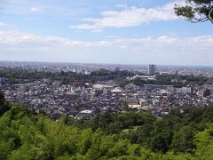 　展望台に立つと、期待した通りの金沢の街が一望できた。
　すごく大きな街だ！
　こんな大都会が日本海側にあったとは！
　と、太平洋側だけが経済発展していると勘違いしていた自分を、大いに反省する。
　（経済発展が良いことではないが）　
　街の中心に森が見える。
　あのあたりが兼六園に違いない。