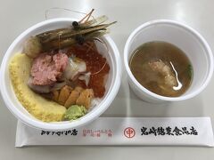 釧路和商市場で朝ごはん。
のっけ丼とかに汁をいただきました。