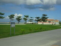 さあ今日は、待望のイルカさんと泳ぐ日！
「ドルフィンファンタジー石垣島」に向かいます。ドルフィンファンタジーは、港の、離島便の発着場より少し手前にあります。

午前の部を予約していたので、早めに出発です。
向こうに見える建物が目指す施設です。ホテルからタクシーで30分くらい。
ゲートで手続きを済ませたら、そこから先は施設の車で送ってもらいます。