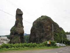 オロンコ岩の横を通り、クルーザー船に向かいます。