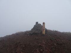 斜里岳に登頂！日本百名山の60座目。
しかし濃霧で景色は全く見えず、寒かったので、朝食だけ食べて早々に退散。
山頂には他に誰もいませんでした。