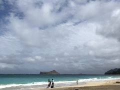またまた休憩。
ここはワイマナロビーチ。
トイレもあるので、済ませておきます。

以前にも立ち寄ったことがありましたが、この日は強風。
ビーチでぼーっとするような天候ではありませんでしたが、この強風の中、２人きりでウェディングフォトを撮影するカップルが。
自撮りで一生懸命がんばっていました。
