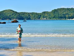 波が穏やかな海なので浴衣の裾さえ気にすればそのまま。
空気は穏やかな陽気、足元は心地よく涼しい海水。
このコントラストが朝の散策には最高。